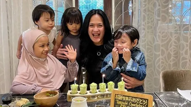 7 Potret Donna Harun saat Momong Cucu Ini Curi Perhatian, Disebut Awet Muda