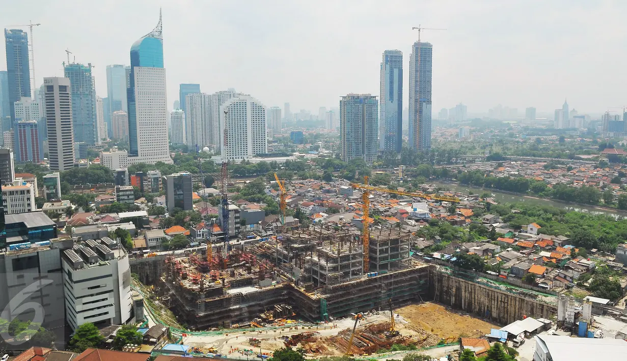 Pemandangan gedung pencakar langit di Jakarta, Senin (27/2). Berdasarkan perkiraan Bank Indonesia (BI) angka Produk Domestik Regional Bruto (PDRB) DKI Jakarta pada tahun 2016 tercatat tumbuh 5,85% secara tahunan. (Liputan6.com/Angga Yuniar)