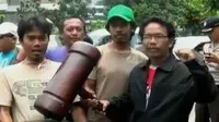 Warga Serahkan Palu Raksasa untuk Apresiasi Hakim atas Vonis Ahok