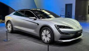 BYD memperbarui sedan flagship listrik miliknya, Yangwang U7 dengan kapasitas baterai yang sangat besar. (arenaev.com)