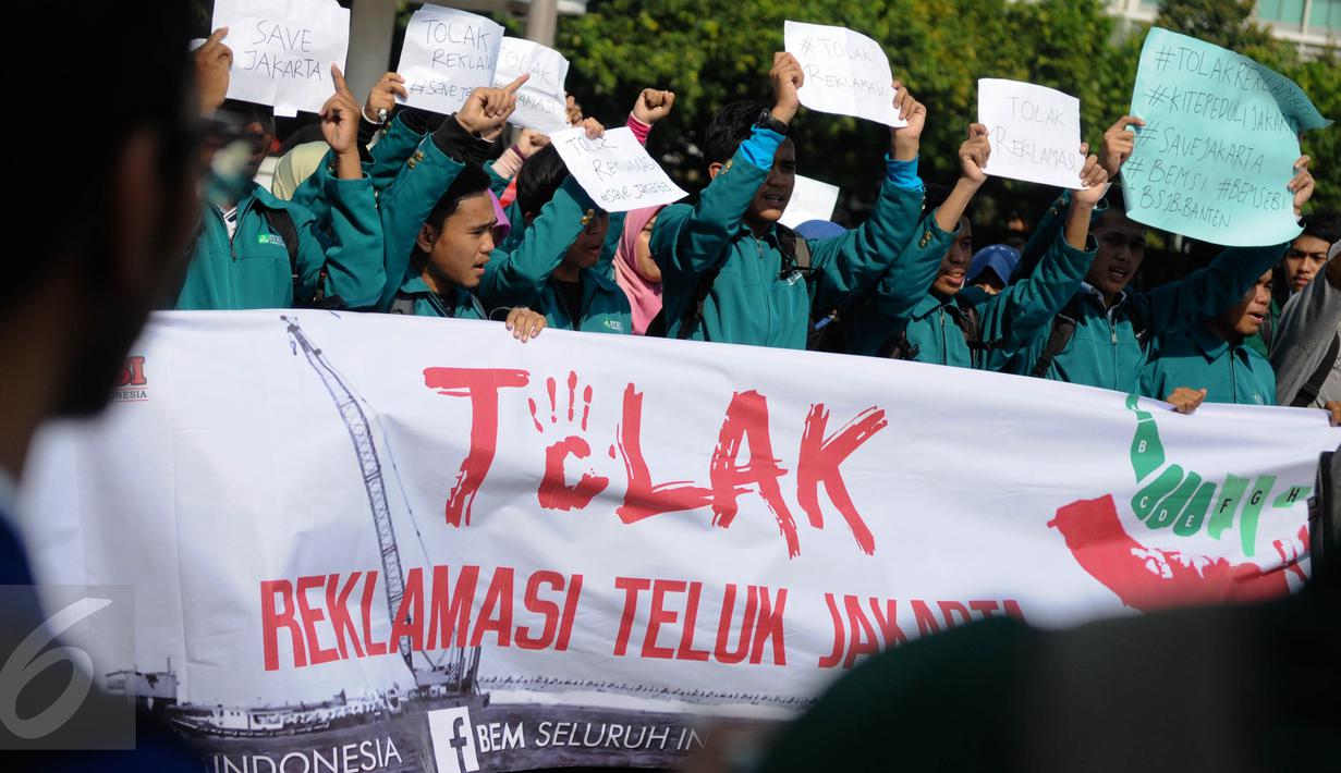 BEM Seluruh Indonesia (SI) menggelar aksi penolakan reklamasi Teluk Jakarta di Car Free Day (CFD), Bundaran HI, Minggu (11/9). Dalam aksinya, mereka menolak reklamasi Pulau G di Pantai Utara Jakarta untuk dilanjutkan. (Liputan6.com/Faizal Fanani)