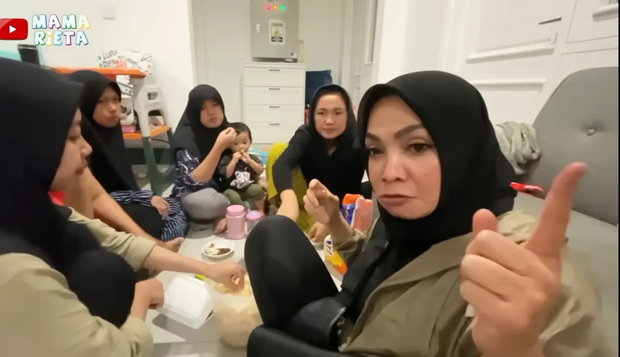 Saat baru tiba di Andara kediaman cucunya, perempuan biasa disapa Mama Rieta itu tak langsung ketemu anak dan cucunya. Tapi lebih dulu mampir ke dapur khusus ART. [Youtube/Mama Rieta]