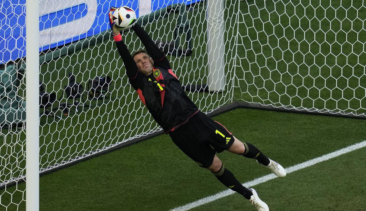 Kiper Jerman, Manuel Neuer menghalau bola saat laga Grup A Euro 2024 melawan Hungaria di Stuttgart Arena, Stuttgart, Jerman, Rabu (19/06/2024). (AP Photo/Themba Hadebe)