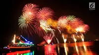 Pesta kembang api saat malam Tahun Baru 2019 di Pantai Lagoon, Ancol, Jakarta, Selasa (1/1). Ancol menyajikan pesta kembang api musikal sepanjang 600 meter di bibir pantai dalam menyambut Tahun Baru 2019. (Merdeka.com/Iqbal Nugoho)