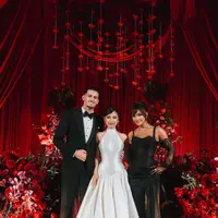 Penyanyi yang akrab disapa Lala itu sukses mencuri perhatian lewat penampilannya yang elegan sekaligus dramatis saat membawakan lagu di malam resepsi. [@lalamarionmj].