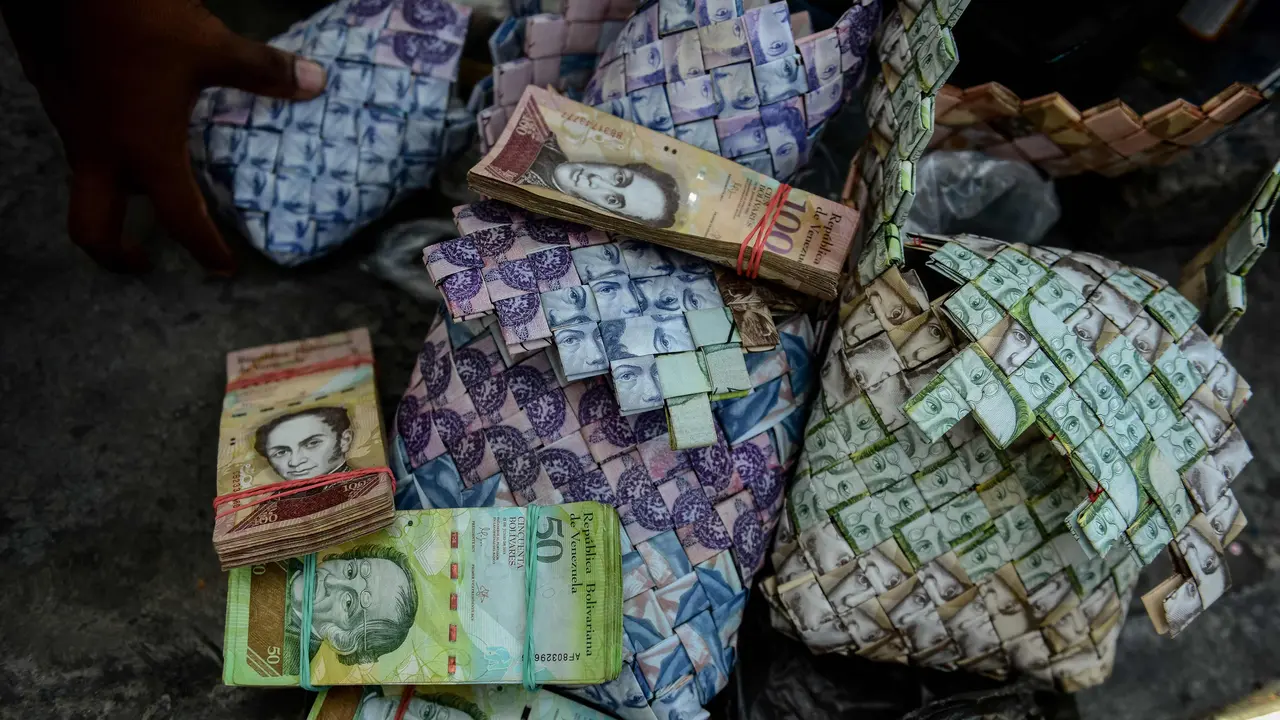 Saking Tak Bernilai, Uang Venezuela Dibikin Jadi Tas