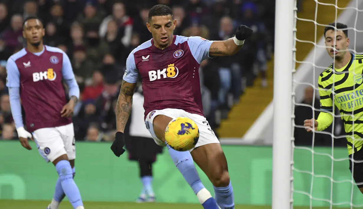 Bek Aston Villa, Diego Carlos berusaha menghalau bola hasil tendangan gelandang Arsenal, Gabriel Martinelli pada laga pekan ke-16 Liga Inggris 2023/2024 di Villa Park, Birmingham, Minggu (10/12/2023) dini hari WIB. (AP Photo/Rui Vieira)