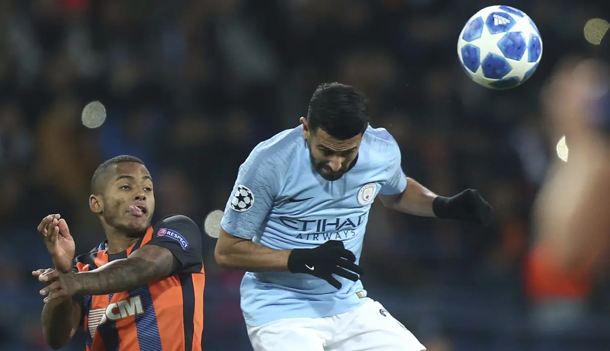 Gelandang Manchester City, Riyad Mahrez, duel udara dengan pemain Shakhtar Donetsk, Fernando, pada laga Liga Champions di Stadion Metalist, Selasa (23/10/2018). Shakhtar Donetsk kalah 0-3 dari Manchester City. (AP/Efrem Lukatsky)