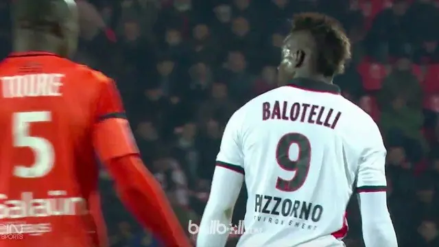 Terlihat dari tayangan, mulut Balotelli menghina wasit dengan kata kasar dan berbuah kartu merah. (BallBall Video)