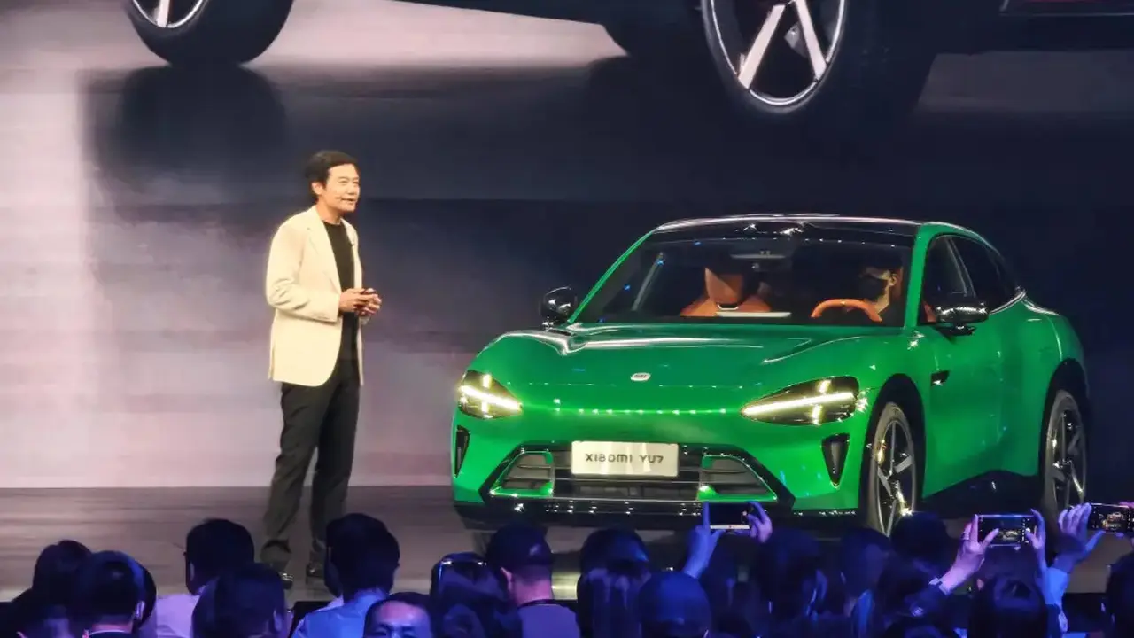 CEO Xiaomi, Lei Jun, di acara peluncuran YU7