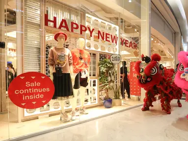 Atraksi Barongsai hibur pengunjung mengelilingi tenant di Lippo Mall Puri, Jakarta, Rabu (15/1/2020). Menyambut Tahun Baru Imlek Lippo Malls Indonesia menghadirkan rangkaian kegiatan dengan tema The Great Lunar New Year hingga 2 Februari 2020. (Liputan6.com/Fery Pradolo)