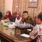 Para guru saat diajak rapat koordinasi di ruang rapat Kepala Disdik Blora, Hendi Purnomo. (Liputan6.com/ Ahmad Adirin)