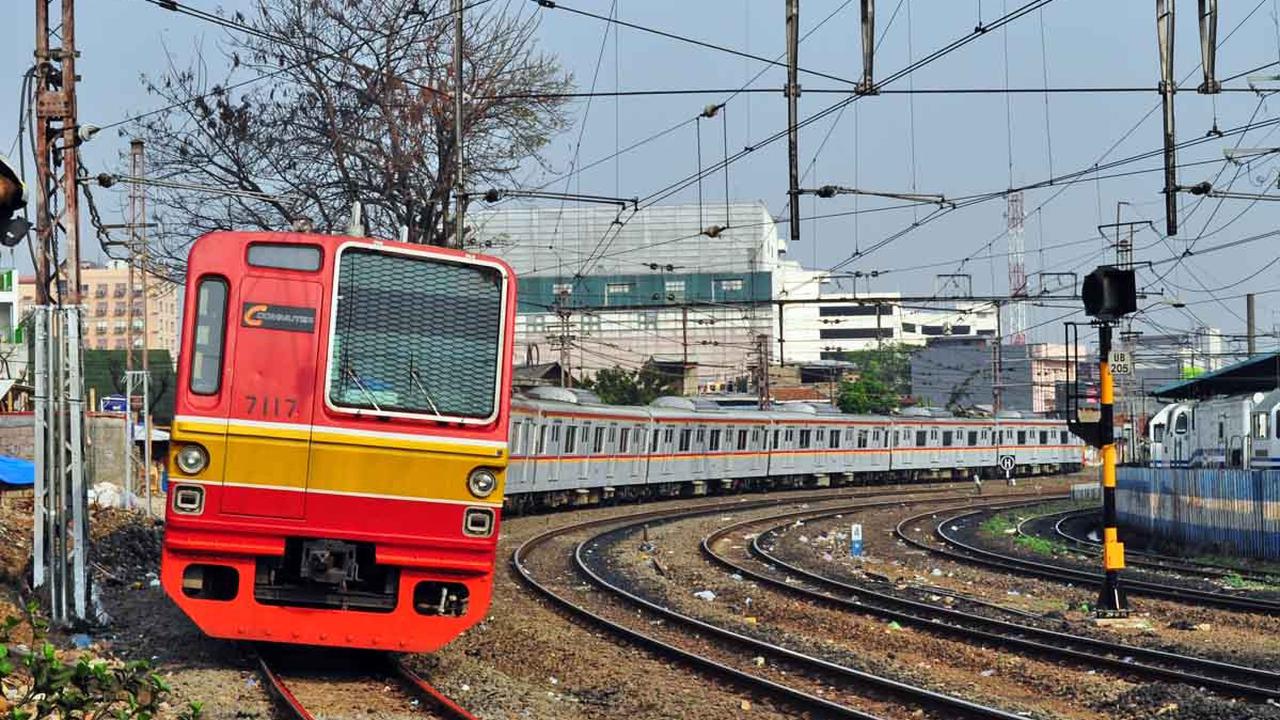 Alasan Orang Pilih Naik Kereta Api Commuter Line