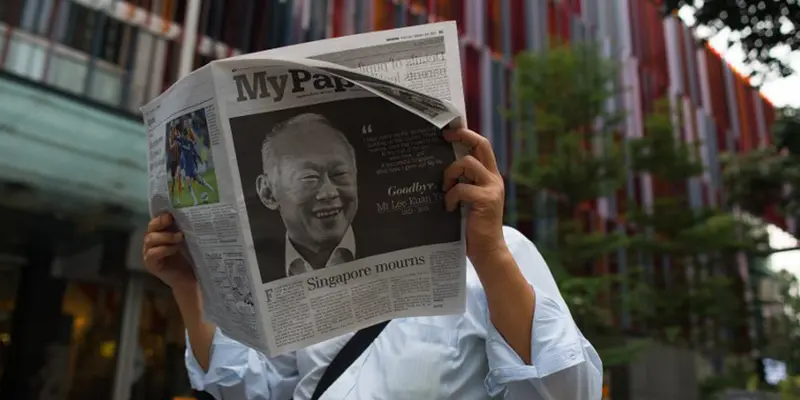 Surat Kabar Singapura Ramai-ramai Pasang Foto Lee Kuan Yew