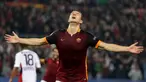 Ekspresi pemain AS Roma, Edin Dzeko, setelah mencetak gol kedua ke gawang Bayer Leverkusen dalam laga Grup E Liga Champions di Stadion Olimpico, Roma, Kamis (5/11/2015) dini hari WIB. (Reuters/Max Rossi)
