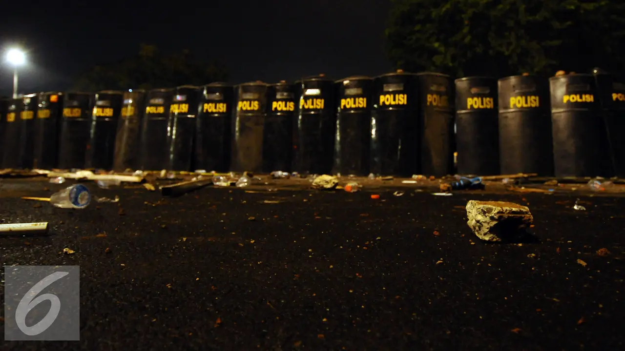 20161104- Ini yang Tersisa dari Bentrokan Massa Aksi dan Polisi-Jakarta- Helmi Fithriansyah
