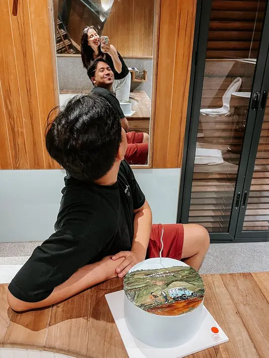 Untuk memberikan kejutan sederhana, Clairine tampak memesan kue ulang tahun sendiri. Untuk surprise, Clairine juga sempat menutupi bentuk kuenya. [Instagram/jojosuherman]