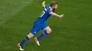Kapten timnas Islandia, Aron Gunnarsson bersorak gembira usai menyingkirkan Inggris di babak 16 besar Piala Eropa 2016 yang digelar di Allianz Riviera, Selasa (28/6) dini hari. Inggris takluk 1-2 meski sempat unggul terlebih dahulu. (REUTERS/Yves Herman)