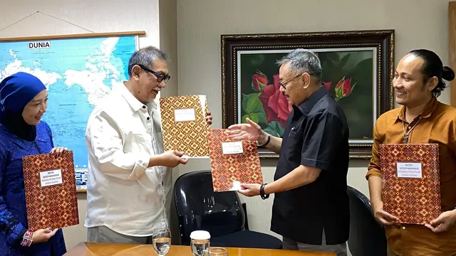 Dari kanan; Dr.Wahyuni Refi, Deddy Mizwar, Kiki Syahnakri dan dr. Chandra Sembiring, dalam acara penandatangan Perjanjian Kerjasama Produksi Film Persahabatan Indonesia-Timor Leste. Gedung Artha Graha, SCBD Sudirman, Jakarta Pusat (7/8/24)