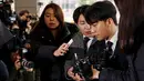 Kpop Idol, Seungri yang terlibat kasus dugaan suap layanan seksual tiba di Kantor Polisi Metro Seoul, Kamis (14/3). Seungri tiba dengan didampingi seseorang yang kemungkinan adalah pengacaranya. (REUTERS/Kim Hong-Ji)