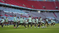 Para pemain Portugal melakukan pemanasan selama sesi latihan di arena stadium di Munich, Jumat (18/6/2021). Portugal akan bertanding melawan Jerman pada grup F Euro 2020 di Allianz Arena. (AP Photo/Matthias Schrader)
