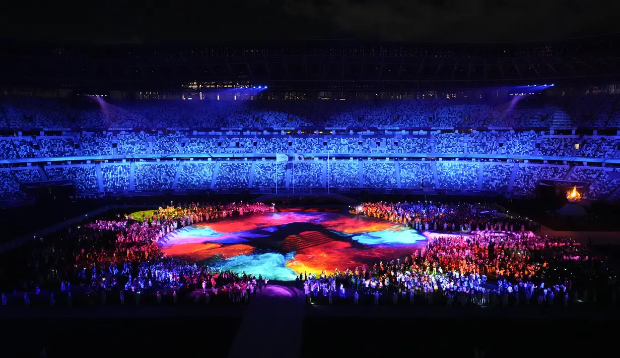 Para atlet tiba saat upacara penutupan Olimpiade Tokyo 2020 di Stadion Olimpiade, Tokyo, Jepang, Minggu (8/8/2021). Olimpiade Tokyo 2020 resmi ditutup. (AP Photo/Lee Jin-man)