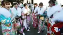 Para wanita mengenakan Kimono saat menghadiri upacara perayaan Coming of Age Day atau Hari Kedewasaan di Tokyo, Jepang  (14/1). Hari Kedewasaan jatuh di hari Senin minggu kedua di bulan Januari. (AP Photo/Koji Sasahara)