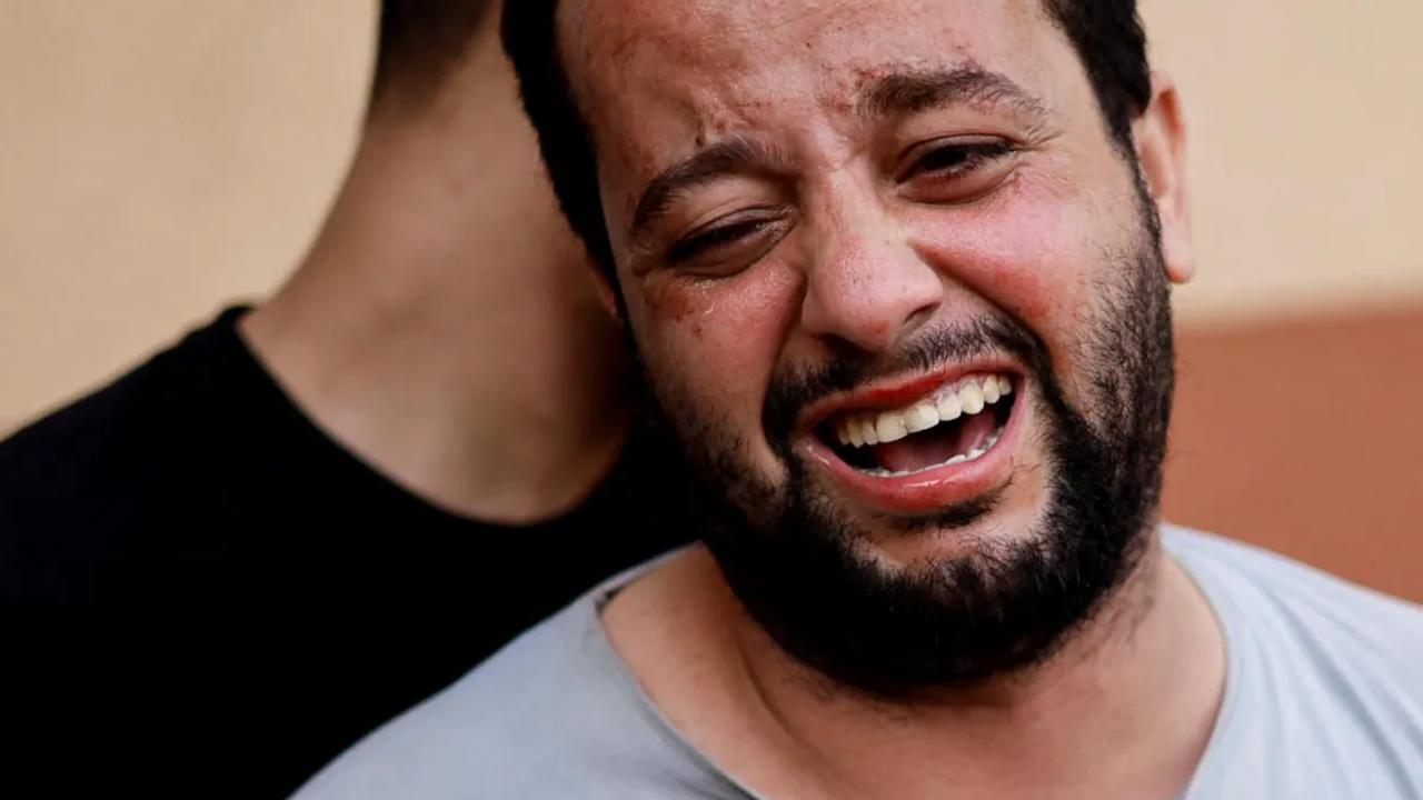 Sejumlah warga Palestina di Gaza menangis histeris ketika menyaksikan jenazah anggota keluarga mereka dievakuasi oleh petugas medis yang dibantu penduduk setelah serangan udara Israel.<br>
