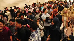 Sejumlah mahasiswa memadati lokasi pendaftaran untuk menjadi peserta Citizen Journalist Academy Energi Muda Pertamina, Jakarta, Kamis (27/7). (Liputan6.com/Helmi Afandi)