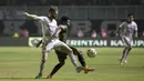 Striker Bali United, Melvin Platje, berebut bola dengan bek Tira Persikabo, Rifad Marasabessy, pada laga Shopee Liga 1 di Stadion Patriot Pakansari, Bogor, Kamis (15/8). Bali menang 2-1 atas Tira Persikabo. (Bola.com/Yoppy Renato)