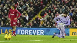 Tim tamu mengejutkan tuan rumah pada menit ke-26. Goncalo Guedes membuat Wolverhampton unggul 1-0 berkat golnya setelah mampu merebut bola dari penguasaan kiper Liverpool Alisson Becker. (AP Photo/Jon Super)