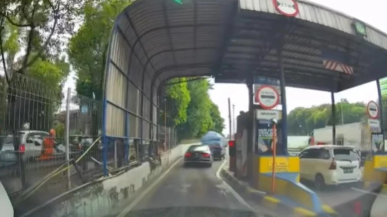 Sosok Pengemudi Sedan Audi Penerobos Gerbang Tol JORR Teridentifikasi, Tak Ditilang karena Diduga Depresi