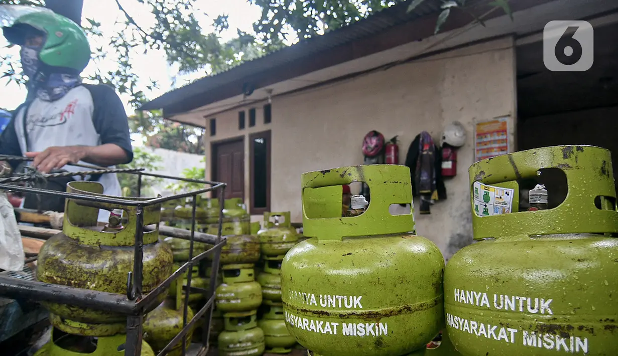 Pekerja menata tabung LPG 3 kg di agen LPG kawasan Cibubur, Jakarta, Jumat (26/2/2021). Pemerintah berencana mengalokasikan dana subsidi LPG 3 kg pada tahun 2021 sebesar Rp 37,85 triliun. (Liputan6.com/Herman Zakharia)