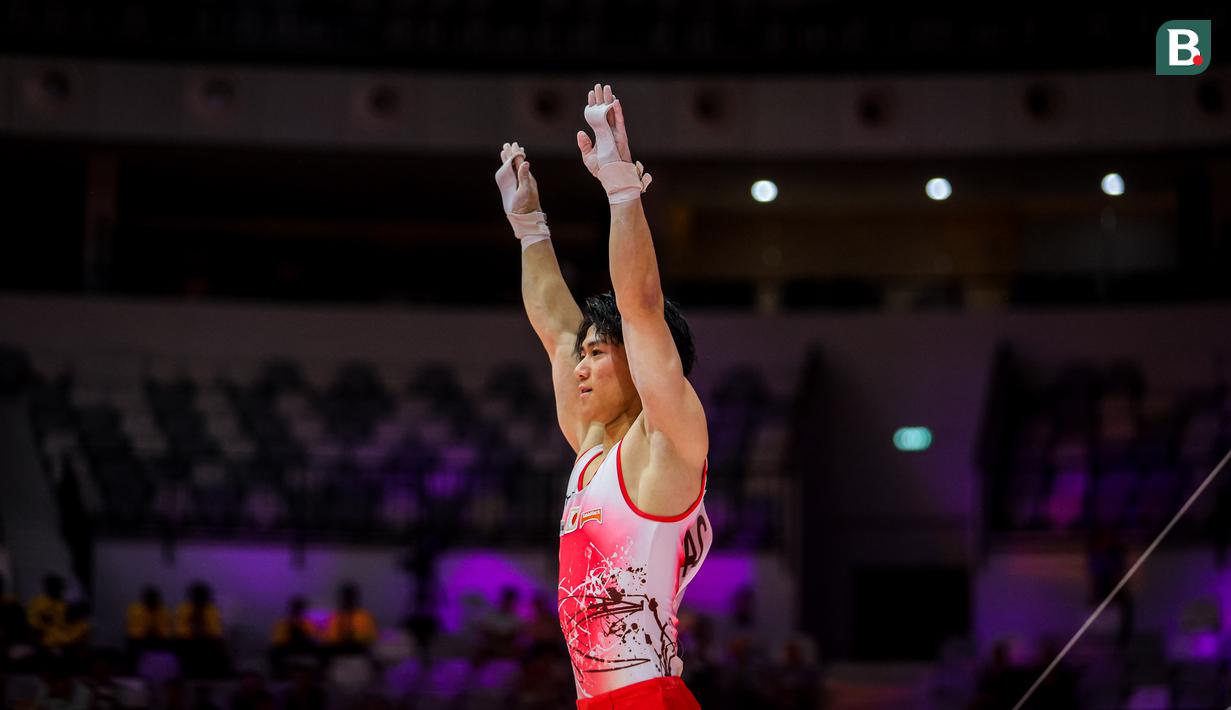 Pesenam putra Jepang, Daiki Hashimoto bersiap dalam nomor palang sejajar pada babak kualifikasi Kejuaraan Dunia Gimnastik 2025 di Indonesia Arena, Senayan, Jakarta, Minggu (19/10/2025). (Bola.com/Bagaskara Lazuardi)
