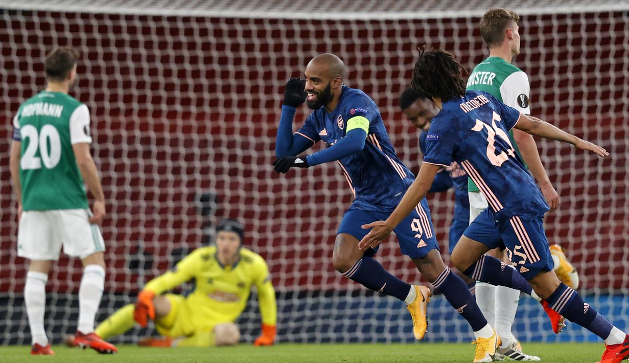 Striker Arsenal, Alexandre Laczette, melakukan selebrasi usai mencetak gol pertama Arsenal ke gawang Rapid Wien dalam laga lanjutan Liga Europa 2020/21 Grup B di Emirates Stadium, Kamis (3/12/2020) waktu setempat. Arsenal mengalahkan Rapid Wien 4-1. (AFP/Adrian Dennis)