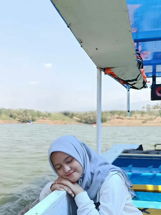 Wanita Ini Minta Edit Fotonya Saat di Kapal, 7 Hasilnya Malah Bikin Tepuk Jidat