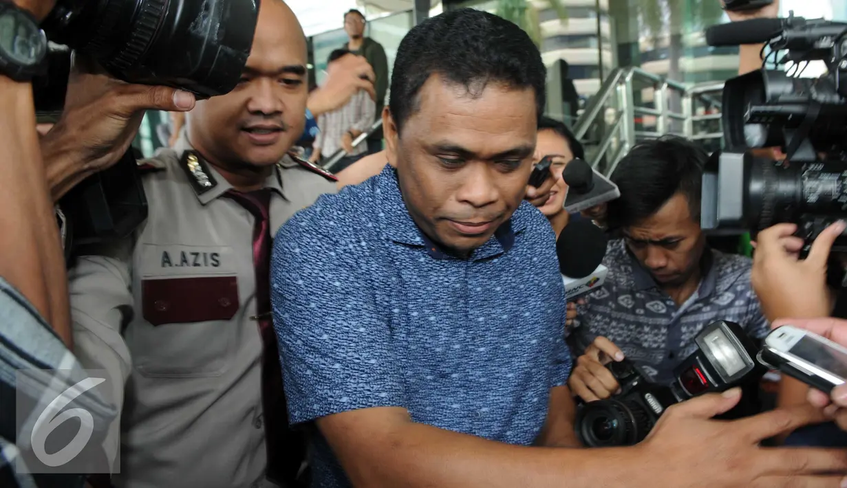Staff Ahli komisi V, Jailani usai menjalani pemeriksaan oleh penyidik KPK, Jakarta, Selasa (23/2). Jailani diperiksa sebagai saksi Abdul Khoir, Direktur Utama PT Windu Tunggal Utama. (Liputan6.com/Helmi Afandi)