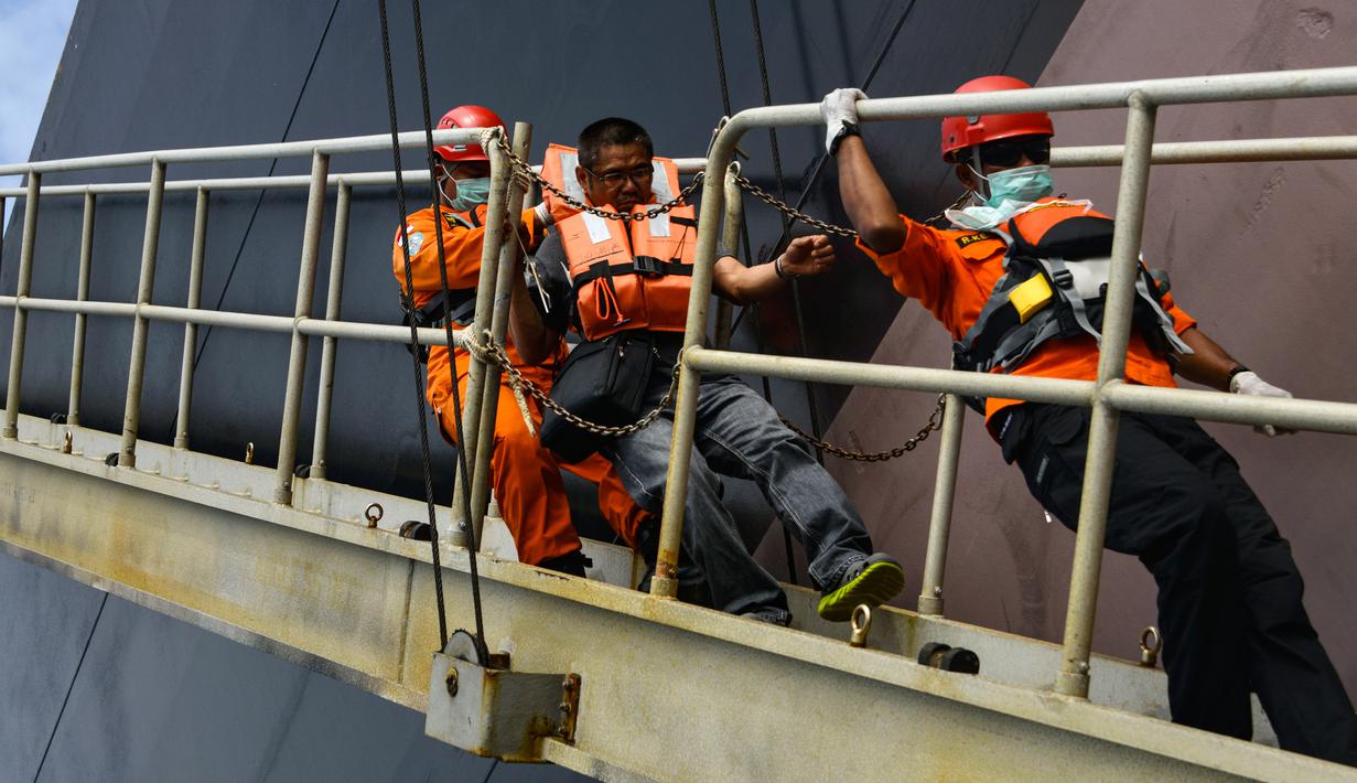 FOTO: Penyelamatan ABK Tanker Asing Sakit Jantung di ...