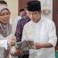 Wakil menteri Agraria dan Tata Ruang/Badan Pertanahan Nasional (ATR/BPN) Raja Juli Antoni menyerahkan 19 sertifikat tanah di Pekalongan yang diantara, adalah tanah wakaf milik Nahdlatul Ulama (NU) dan Muhammadiyah. (Foto: Istimewa).