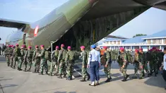Prajurit Satgas Pasukan Reaksi Cepat Penanggulangan Bencana (PRCPB) Marinir diberangkatkan dari Lanud Halim Perdanakusuma, Jakarta, Senin (6/8). Sebanyak 100 personel ini akan membantu penanganan bencana gempa Lombok. (Liputan6.com/HO/Dispen Kormar)