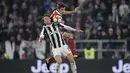 Duel pemain Juventus, Federico Bernardeschi dengan pemain Spal, Federico Mattiello pada lanjutan Serie A di Allianz Stadium, Turin, (25/10/2017). Juventus menang 4-1. (AFP/Miguel Medina)