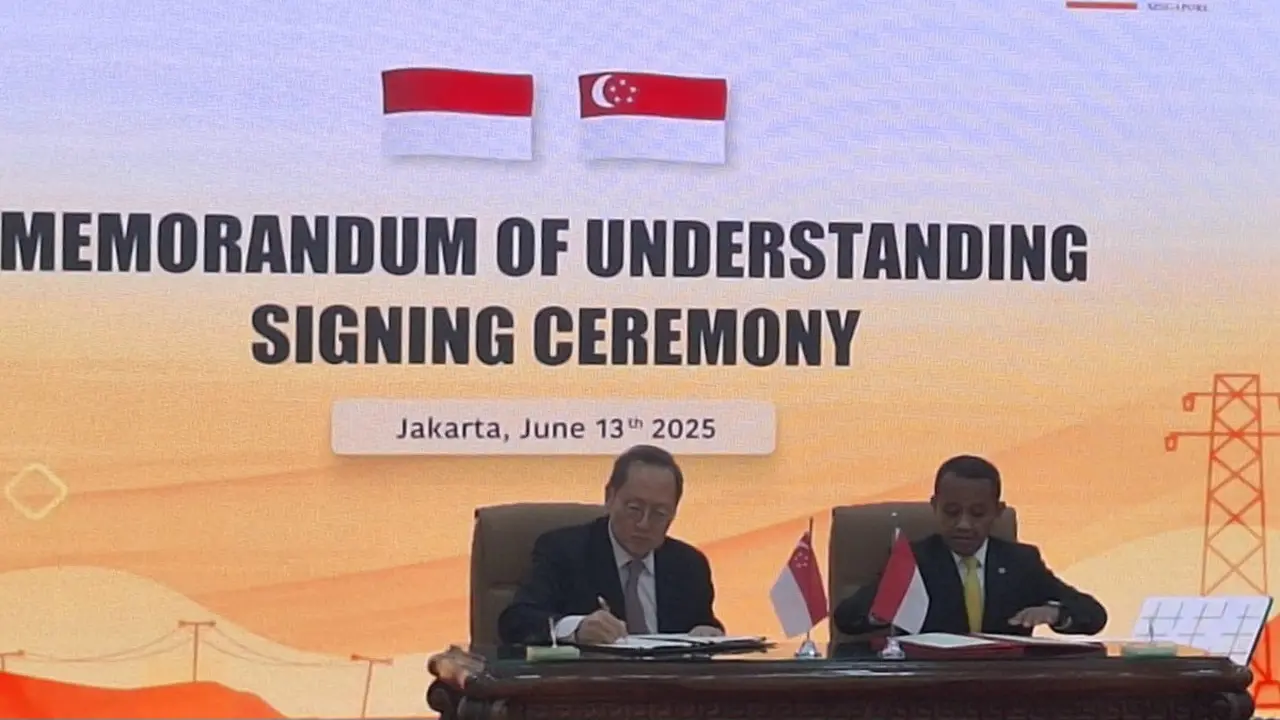 Menteri Energi dan Sumber Daya Mineral (ESDM) Bahlil Lahadalia resmi menandatangani Nota Kesepahaman (MoU) bersama pemerintah Singapura terkait ekspor listrik. (Foto: Liputan6.com/Arief R)