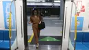 Penumpang menaiki moda transportasi MRT di Jakarta, Selasa (15/11/2022). PT MRT Jakarta (Perseroda) melakukan perubahan kebijakan waktu operasional yang berlaku mulai Selasa, 15 November 2022. (Liputan6.com/Herman Zakharia)