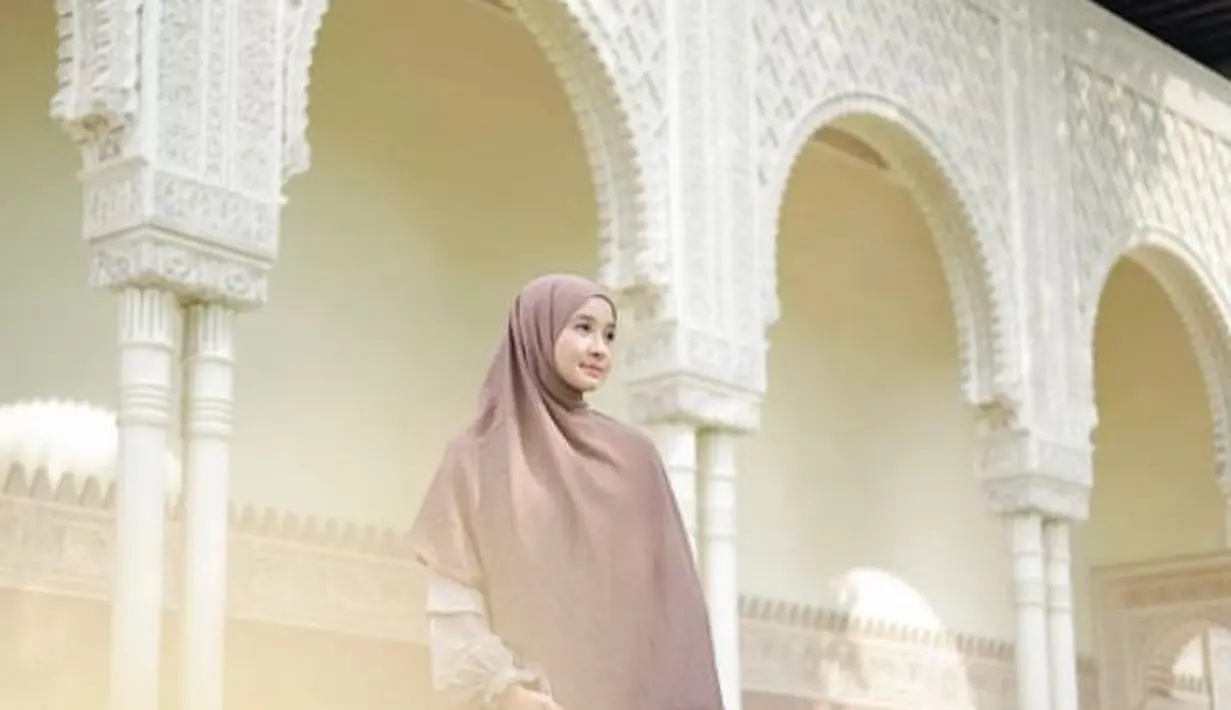 Artis yang saat ini menggeluti bisnis dibidang modest fashion itu kini lebih sering mengenakan hijab syar’i yang menutupi dada. @laudyacynthiabella.