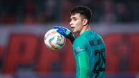 Kiper Borneo FC, Nadeo Argawinata, saat menghadapi Persija Jakarta pada laga pekan ke-7 BRI Liga 1 2023/2024 di Stadion Patriot Candrabhaga, Bekasi, Rabu (9/8/2023). (Bola.com/Bagaskara Lazuardi)