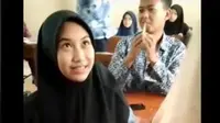 Siswi Dikira Pakai Makeup Alis, Gurunya Berusaha Menghapus Pakai Tisu. foto: TikTok @mant973