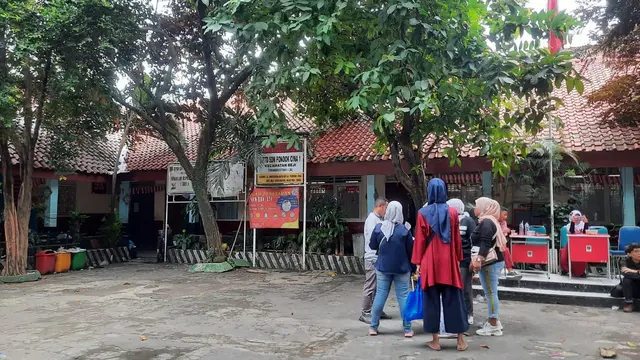 SDN Pondok Cina 1 masih didatangi sejumlah orang tua siswa terkait rencana relokasi sekolah yang berada di Jalan Raya Margonda, Kota Depok.