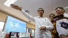 Presiden Jokowi memantau Ruang Pemantauan Ekspor Impor di Indonesia Port Corporation (IPC) Tanjung Priok, Jakarta, Rabu (17/6/2015).  Jokowi mencatat ada ketidakefisienan mencapai Rp 780 T dalam pengelolaan pelabuhan tersebut. (Liputan6.com/Faizal Fanani)