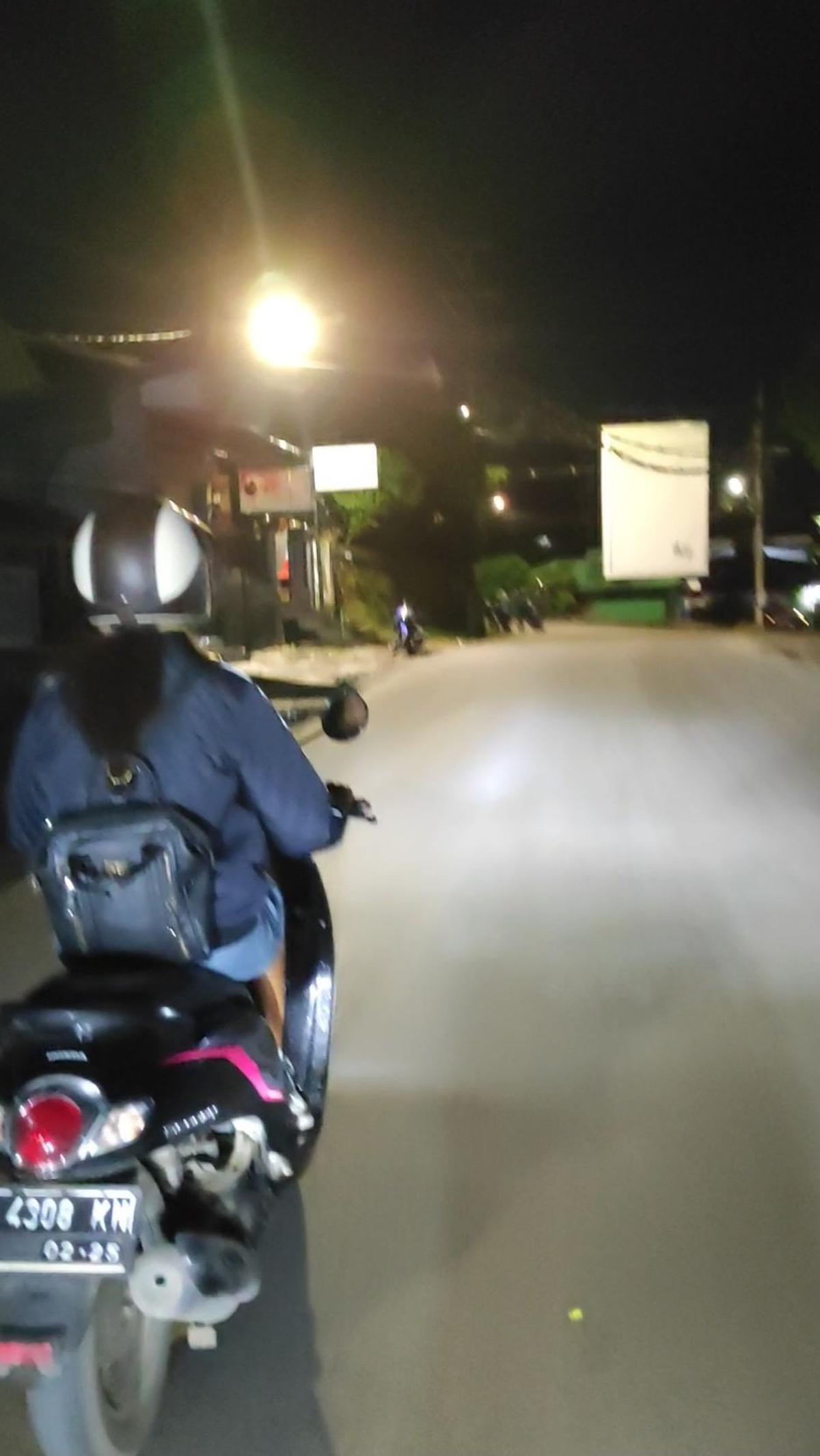 "Kita mau masuk kelas sudah tapi siswa-siswinya belum ada. Tinggal satu menit lagi dan walaupun belum ada siswa, saya tetap masuk kelas," jawab guru lainnya.