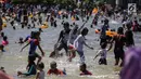 Sejumlah anak bermain air di pantai Ancol, Jakarta, Senin (25/12). Pengunjung lebih memilih liburan ke Pantai Ancol karena gratis, tidak dikenai biaya tambahan. (Liputan6.com/Faizal Fanani)